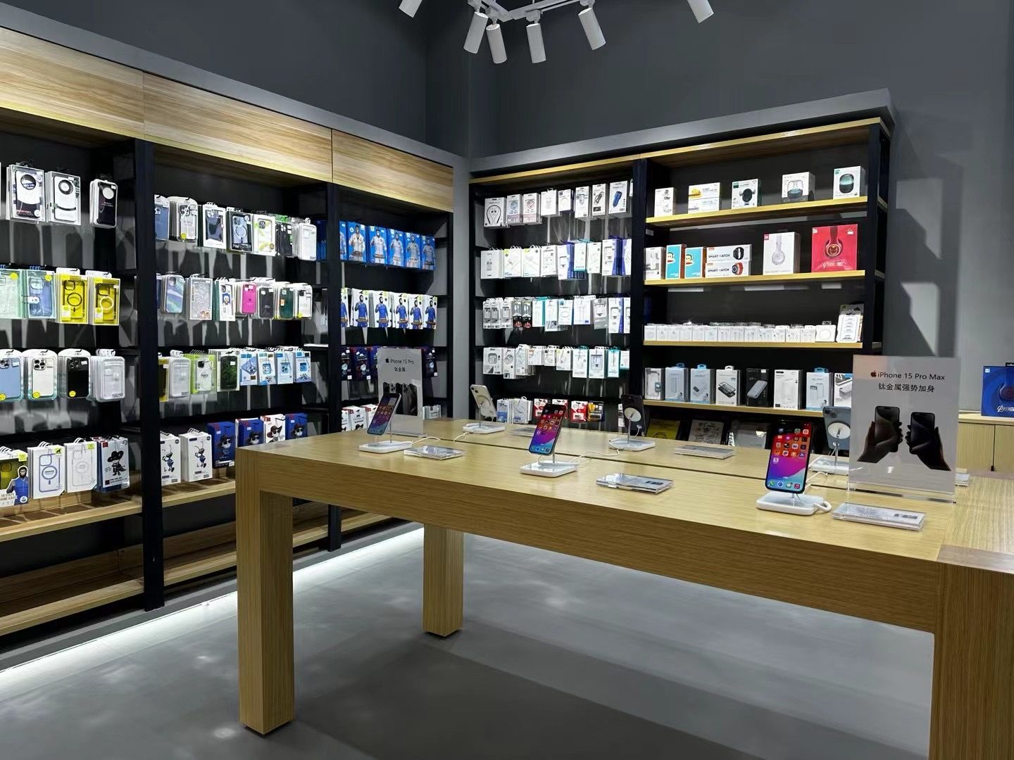 Anti-theft security display in electronics store - Tocvue retail security solution