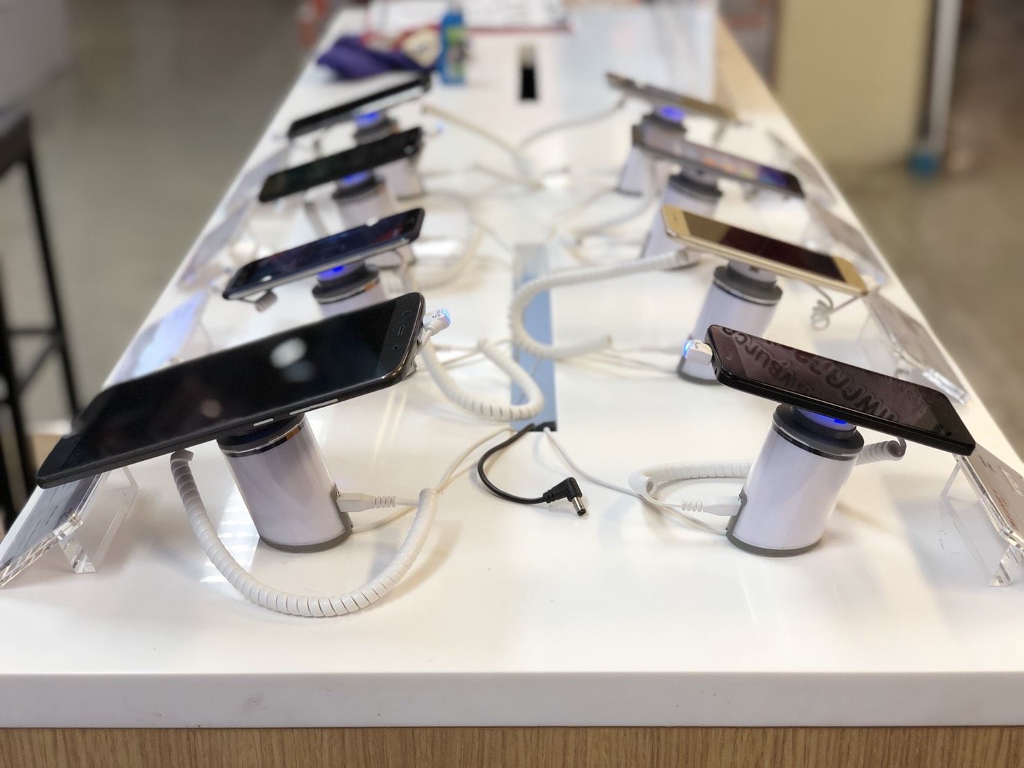 Centralized alarm controller system for retail store