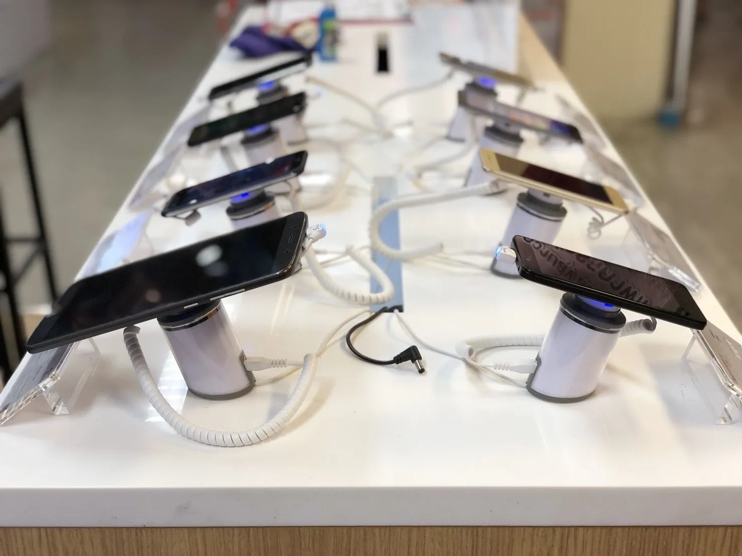 Centralized alarm controller system for retail store
