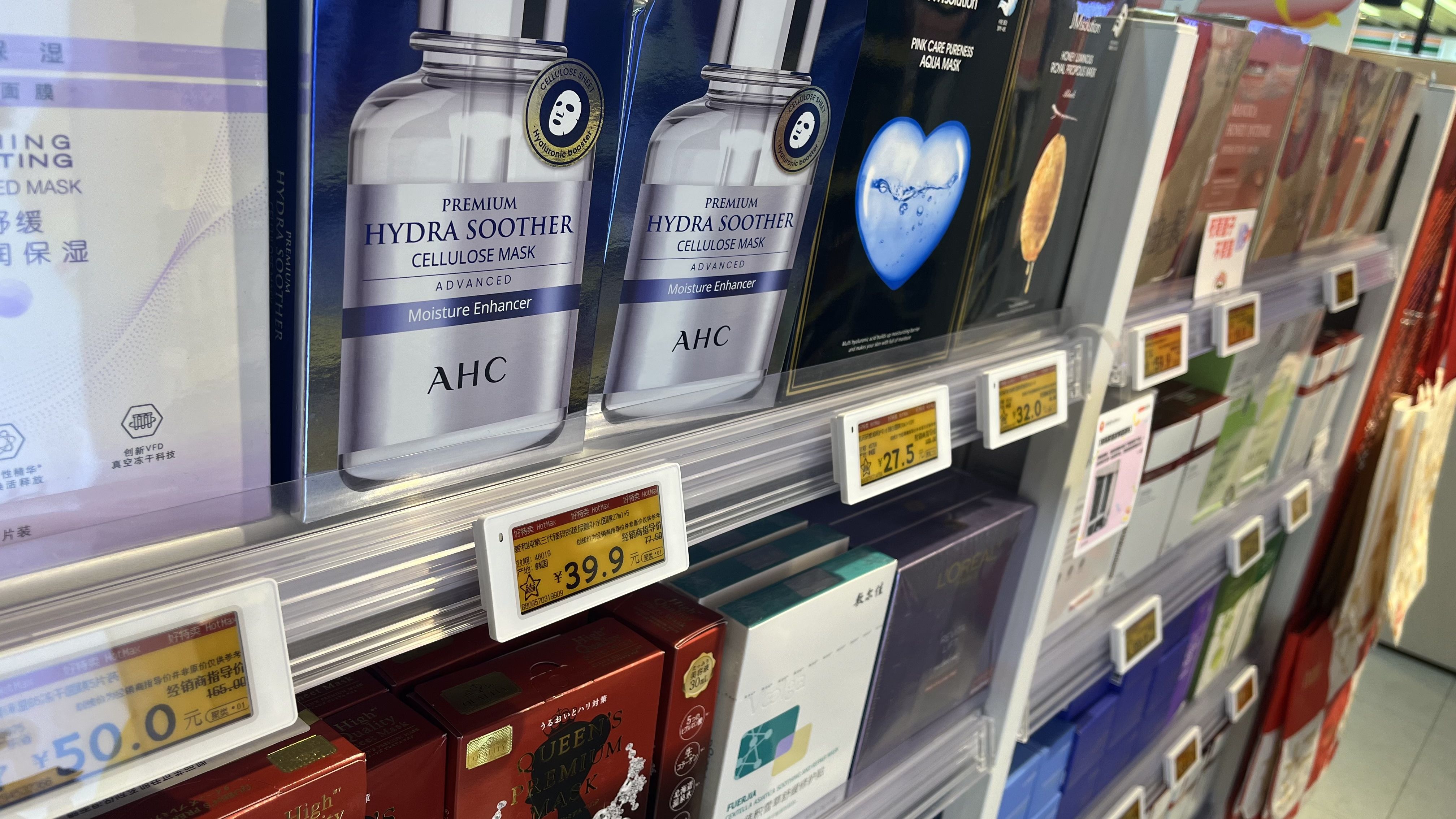 Retractable anti-theft pull box for camera and gadget protection