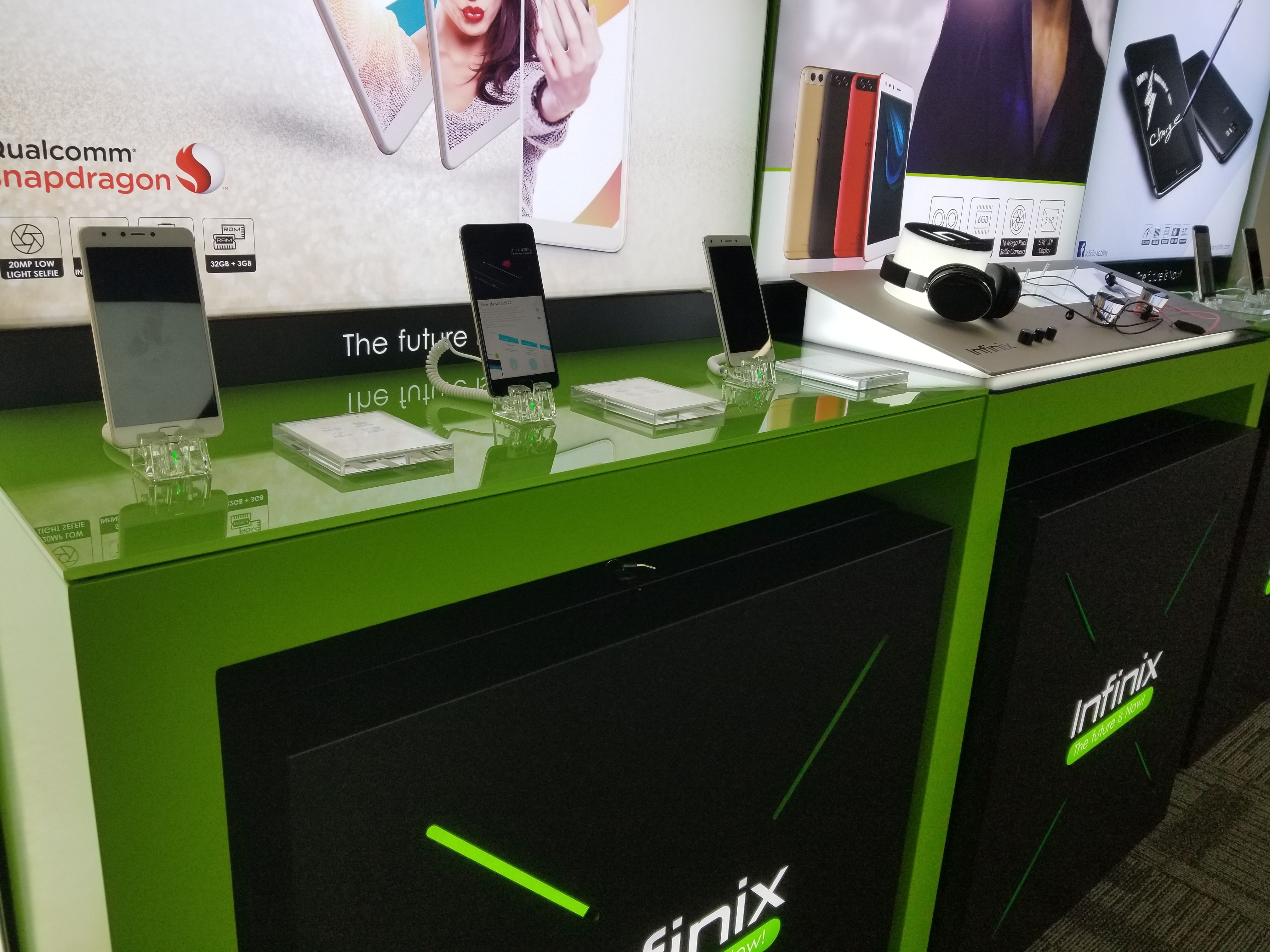 TWS earphone security display with charging function